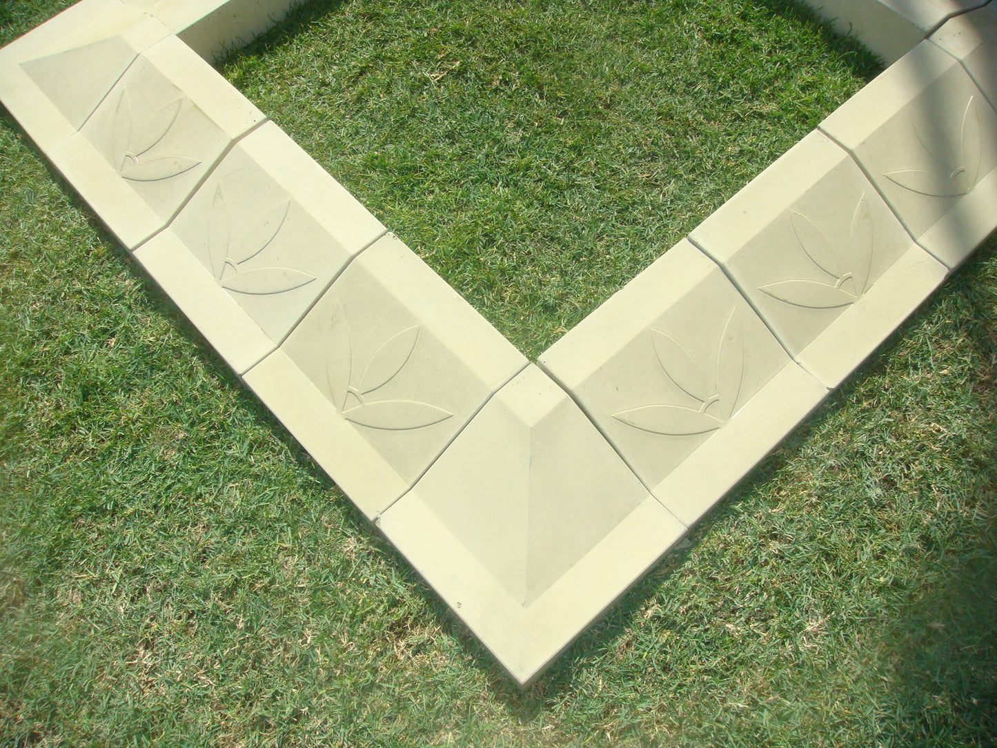 Tree Lotus border - Price by piece.